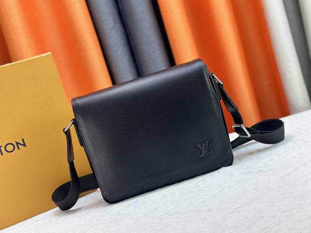 M46255 M42711 M42710 District 小号邮差包 M45272 黑花、黑格、压格、老花 新款 District 小号邮差包延续雅致细节、轻