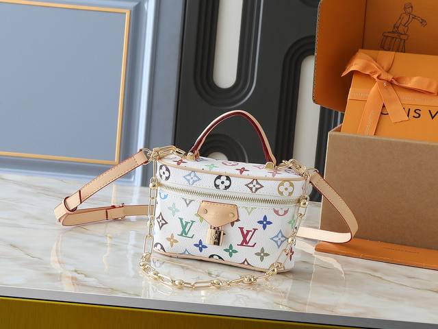 升级原版 M13662 本款 Vanity Pouch 手袋出自路易威登 X 村上隆再版系列，以艺术家的鲜明色调重绎品牌经典 Monogram 图案。涂层帆布融