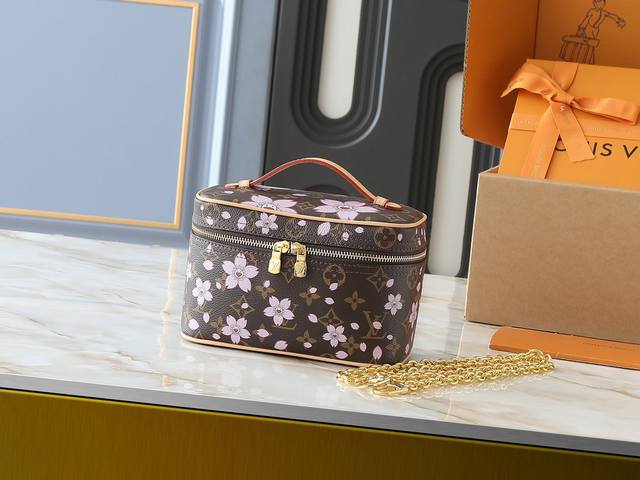 升级原版 M14181 M44495 本款 Nice 迷你化妆包取材 Monogram 涂层帆布 以圆润笔触浓缩箱型轮廓 Cherry Blossom 图案释放
