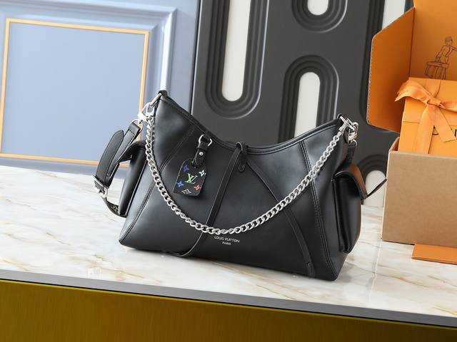 升级原版 M25143 M24861 M12583 M12579 M12919 M13105 本款 Carryall Cargo 小号手袋以柔软羊皮革呈现时尚微