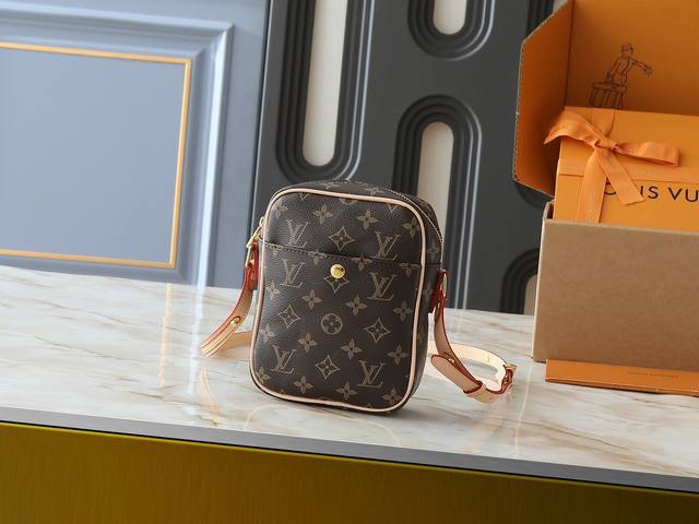 升级原版 M40056 M40055 中古小包随性和炫酷都满分 村上隆合作限定款黑三彩相机包 少女心爆棚白三彩图案的相机包会更加抢眼 让人耳目一新 无论是春夏还