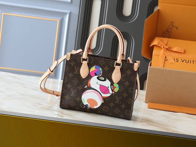 升级原版 M45659 M46373 M13668 M44571 路易威登 X 村上隆再版系列以玩味笔触演绎 Onthego 手袋的玲珑版本。Monogram
