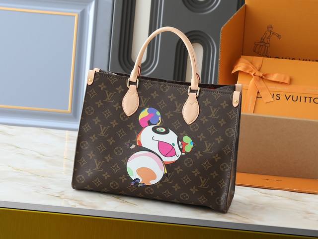 升级原版 M45321 M45039 M13668 M44571 路易威登 X 村上隆再版系列以玩味笔触演绎 Onthego 手袋的玲珑版本。Monogram