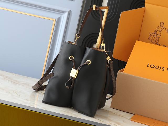 升级原版 M13843 本款 Bloom 手袋结合柔滑牛皮革和 Monogram 帆布饰边，以 Monogram 花卉形状底座和莹亮金属件树立辨识度，于时装秀上