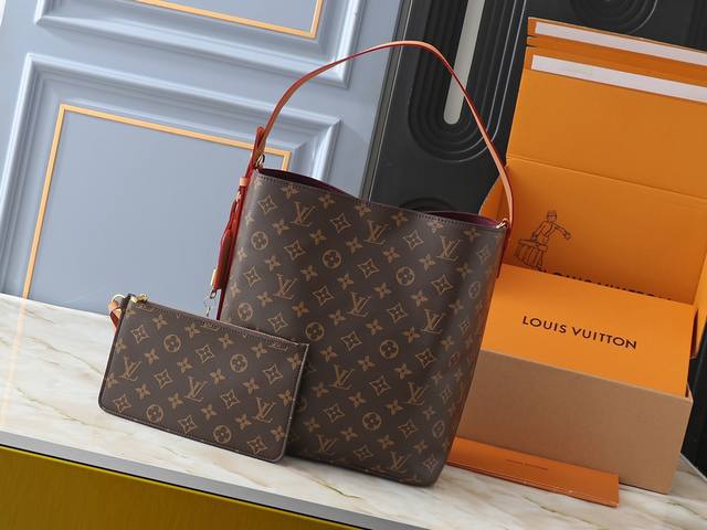 升级原版 M12926 M12925 本款 All In 手袋为 Monogram 帆布搭配亮泽金属件，以标志性挂锁和名牌彰显经典格调。可调节肩带延续品牌制箱传