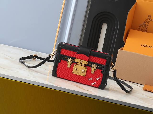 升级原版 M20532 M86286 水波纹 从包身造型到标志性的 S-Lock 锁扣与抛光金属件，Petite Malle 手袋呈现的制箱传承。此款手袋以标志