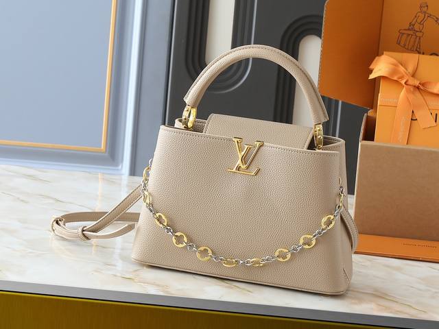 广州货 升级原版 M12935 M12936 M12937 M12938 本款 Capucines 中号手袋出自 Chain On You 系列，以 Tauri