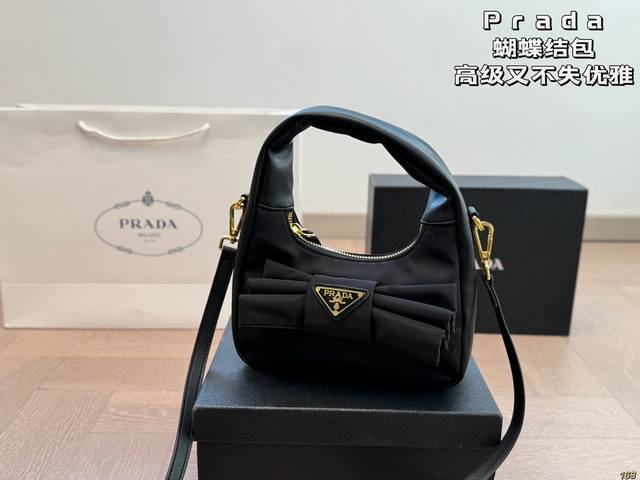 普拉达 Prada蝴蝶结包 再生尼龙手袋大家都很熟悉了，这款新的蝴蝶结包包太可爱 没想到胖起来能是这种可爱风格！秒变萌妹子上身也好有高级感呀！尺寸21 11