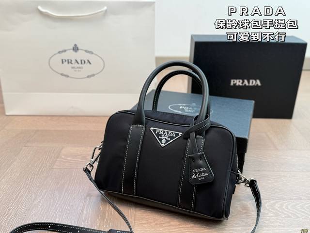 普拉达Prada 保龄球包手提包 可爱到不行！凭实力圈粉 简约又不失高级 背上就是时髦精女孩～ 尺寸23 15