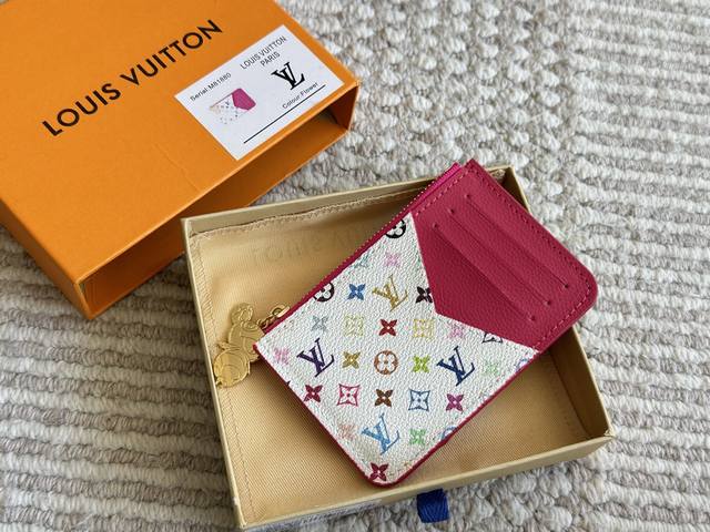 配盒 Size:12*8Cm 可爱的东西可以治愈一切 L家 这一款白三彩的卡包确实很出彩 白色三彩搭配枚红色内里 真的是绝绝子