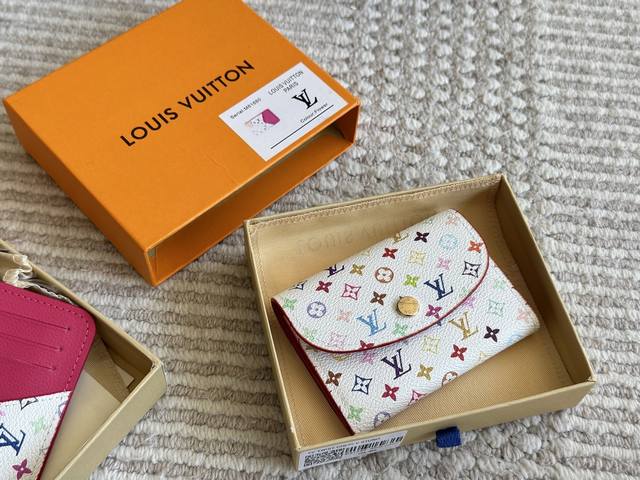 配盒 Size:11*9Cm 可爱的东西可以治愈一切 L家 这一款白三彩的零钱包确实很出彩 两侧的油蜡边很有质感 白色三彩搭配枚红色内里 真的是绝绝子收起