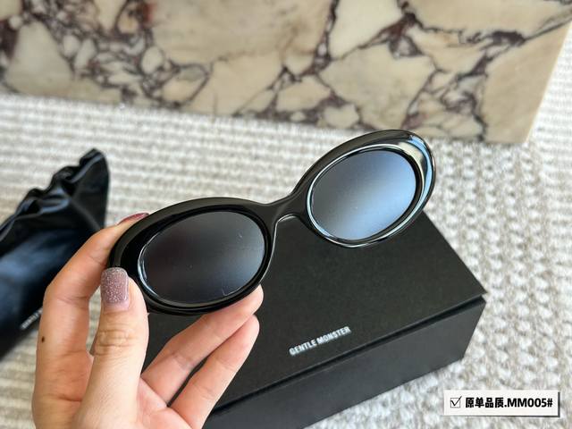 gm Mm005墨镜 又酷又辣 真想把这副黑框墨镜焊在脸上[Mm005] ”马吉拉合作款墨镜来啦 的偏圆的猫眼款式 一整个时髦住 时髦精的最爱呀