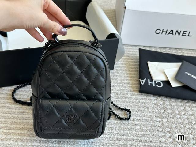 Size：13*18Cm 配盒 小香家 24C新款双肩包 这季炒鸡可爱的小双肩 ！看着很小容量还挺大背法也有很多种非常 Nice 黑色简直完美