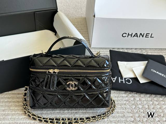 Chanel Woc手提材质为牛皮 小巧精致，上身效果非常好 此款手柄设计老婆非常喜欢。个人认为是 Chanel包里很好看的一款。非常推荐！ 尺寸20 13Cm