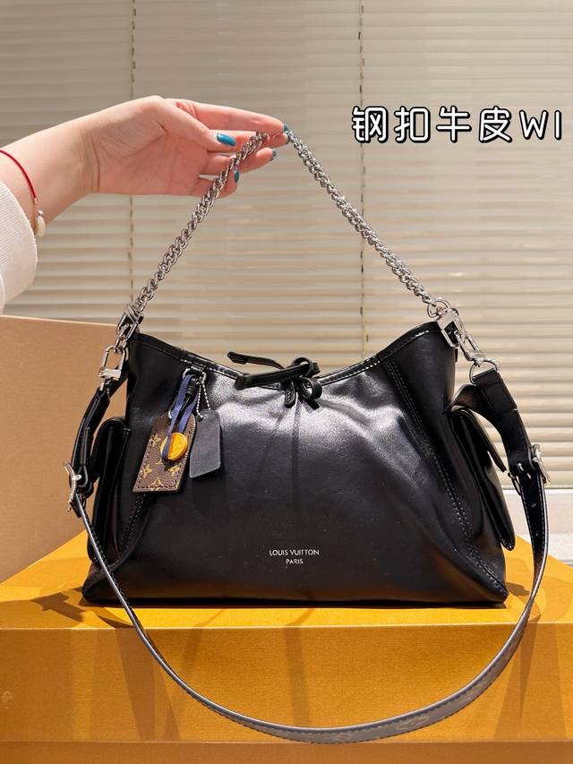小号 钢扣牛皮 Carryalldark 中号手袋 本款 Carrvall Dark 中号手袋以柔软羊皮革塑造时尚慵懒 廓形为 春夏秀场造型增添瞩目姿彩抛光金属
