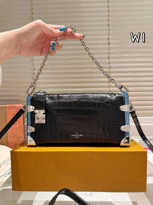 顶级原单 牛皮 刘亦菲同款 Slim Trunk 手袋新款软盒子来咯！ 本款 Slim Trunk手 袋向路易威登传统硬箱吸取灵感，为柔软牛皮革融入柳丁边框和金