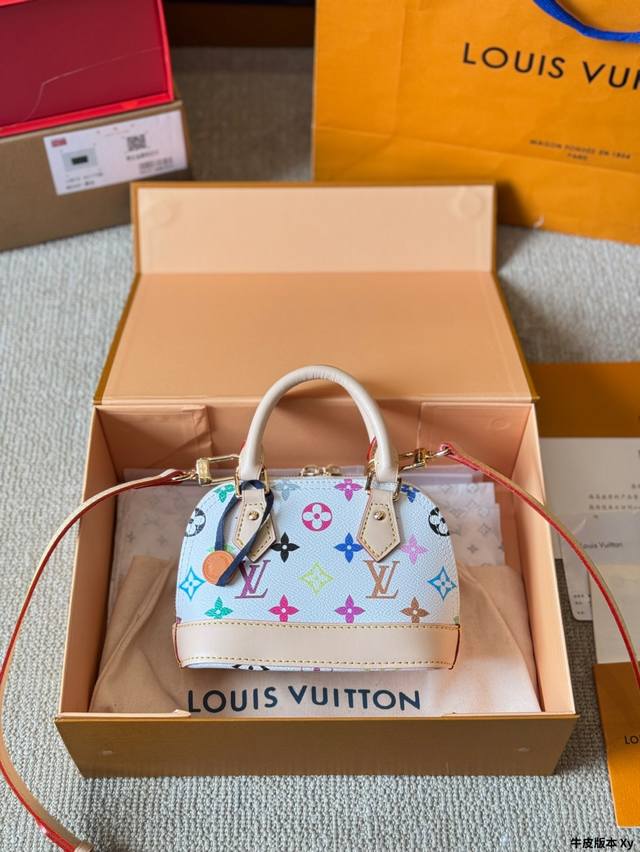 牛皮版本 Mini Lv Lv Alma Bb牛皮贝壳包村上隆联名款 包包这款Retiro 手袋以标志性的老花面料制成 经典永恒。优雅低调的外形设计和宽敞的包身