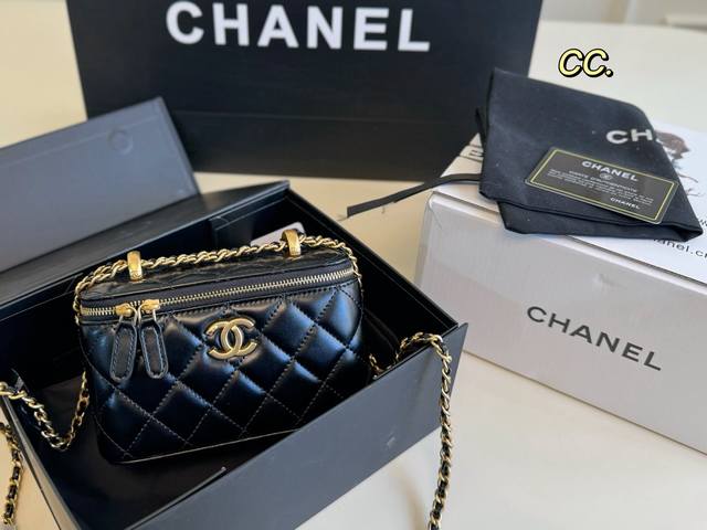 折叠盒飞机盒 Size：17×10 Chanel 香奈儿菱格双金珠盒子包 金色链条和双金珠的点缀 增添一抹时尚感，颜值在线！ 包身轻便，精巧别致～ 时髦又好看，