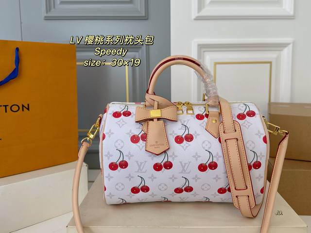 30Cm 折叠盒 Size:30×19 Lv 路易威登Speedy樱桃系列枕头包 彩印樱桃图案真的太适合春夏了 老花和樱桃图案结合 超级漂亮 肩带调节，可手提，