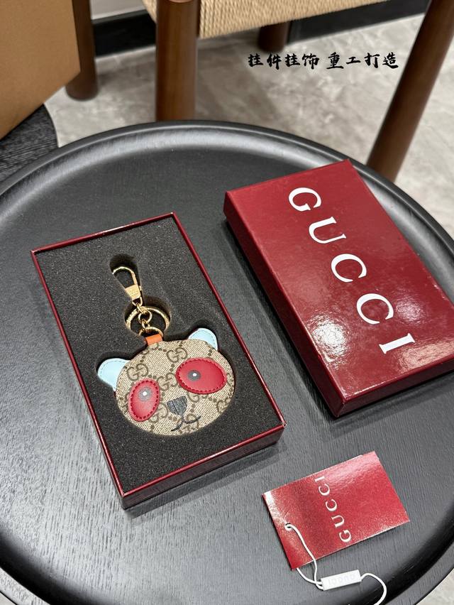 礼盒包装 Gucci 挂饰 动物园系列熊猫 钥匙扣挂件 重工打造 好可爱！ 第一眼看到它就已经把我给萌化了 也可以挂在包包上凹造型