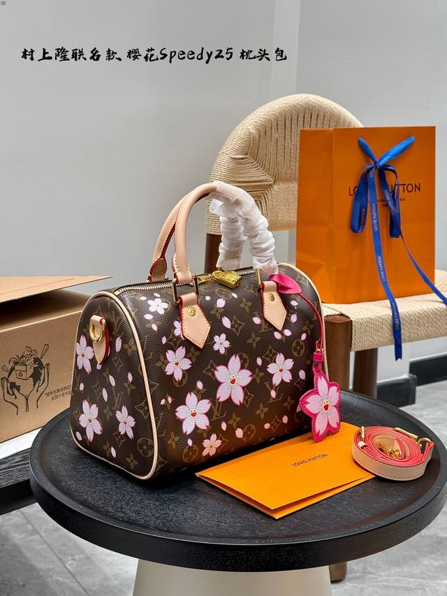 折叠礼盒 Lvspeedy樱花枕头包｜是谁把可爱背出了街 手提枕头包 Lv与村上隆的联名限量款 樱花与经典老花的结合 让包包又可爱又俏皮 少女感满满 尺寸 25
