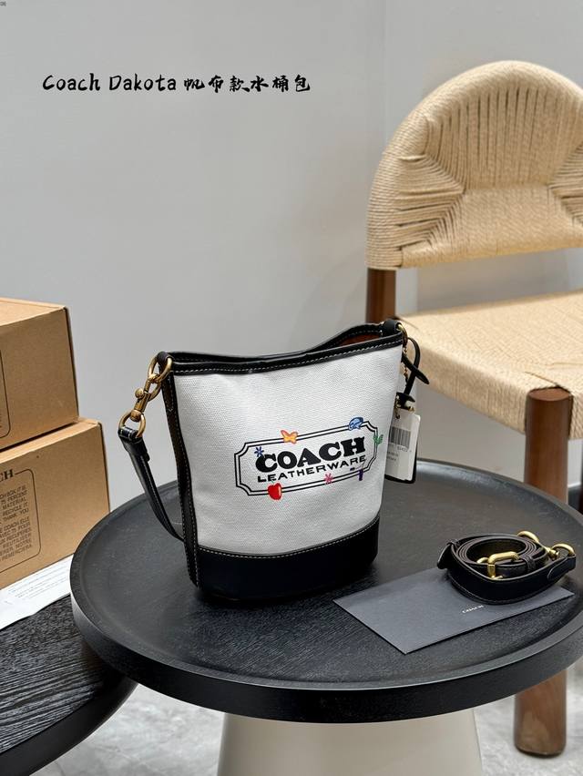 飞机盒 Coach 蔻驰女士马车帆布Dakota 水桶包 Coachdakota水桶包 可容纳日常的防晒霜，气垫，口红手机，纸巾钥匙，妥妥的出 拧包就走的百搭小