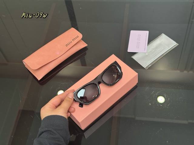 配全套包装 姐妹们！吹爆这个素颜镜啦！ Miumiu眼镜 墨镜 真的太百搭太好看了！ 个人认为适合所有的脸型 而且上脸非常显脸小 不像传统墨镜方大无特点 这款带