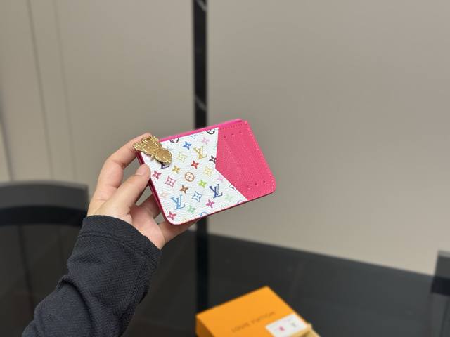 配盒 Size:12*8Cm Lv 卡包 可可爱爱的小挂件, 容量也够用哦! 推荐 配盒 Size:12*8Cm Lv 卡包 可可爱爱的小挂件, 容量也够用哦! 推荐