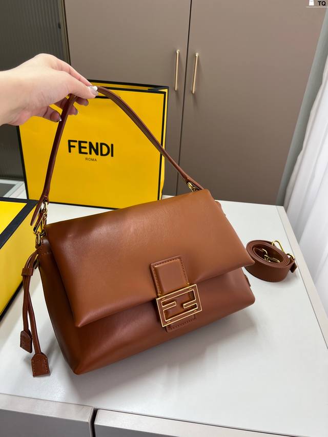 Fendi芬迪最新法棍 实在太好看啦 手提斜挎都好看 Tq尺寸26×15折叠盒
