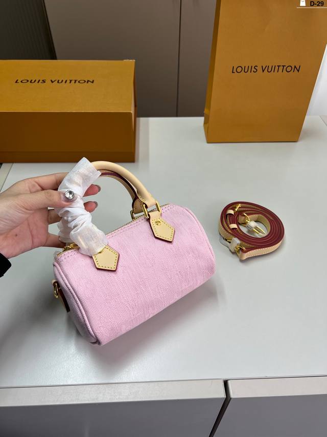 Lv 牛仔枕头包 复古优雅 永远的经典 正式休闲皆可 日常通勤无压力 D-29尺寸16×10折叠盒