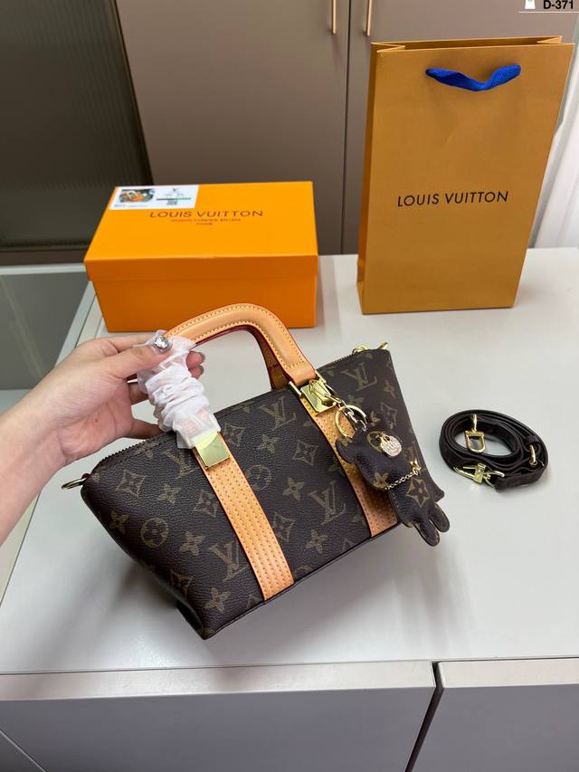 Lv路易威登中古枕头包 又甜又酷 一整个爱住百搭时尚 是每个潮酷女孩必入单品 D-371尺寸21×14配盒