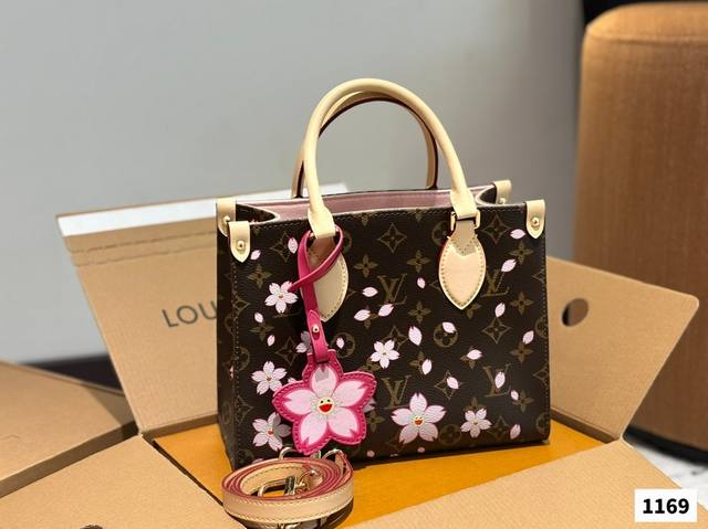 配飞机盒折叠盒 Lv托特 樱花托特 超火的Tote托特包，日常通勤都非常可会越用越喜欢的一款，值得入手。尺寸：25 19