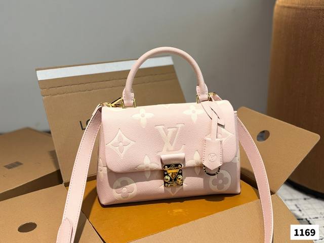 配飞机盒折叠盒子 Lv Favorite 绝绝美 软软胖胖 可单肩也可斜挎~ 太爱啦中 皮质柔软，开合也很方便 真的是一眼惊艳！上身就是韩系Ei小姐姐温柔风 四