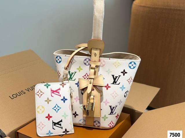 配飞机盒折叠盒子Lv All In Bb水桶包 Lv尤物人间白三彩真漂亮啊白三彩系列每一只都值得收藏，又可以搭配俏皮可爱下次想试试洒脱一点穿搭彩色老花 五彩缤纷