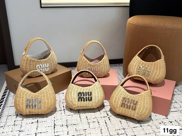 配折叠盒子 缪缪Miumiu 编织托特包 限定款Hobo也太好看了 质感很高级 容量超级大也很耐用 日常出街背它回头率百分百 尺寸：13 12