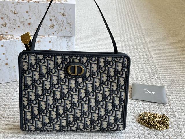 配盒 Size：28 20Cm 最洋气的Woc， D家 老花链条包 复古很精致... 搭配古铜色铜质链条 手包，斜挎 想入老花的话 Wallet On Chai