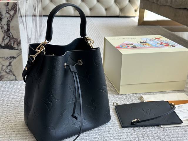 配盒 高订 Size：26Cm L家 新品 水桶 又香又好背！ 原版皮内里、牛皮品质！ 一见倾心的新品！ 手提！腋下！斜挎 搜索Lv 黑色水桶
