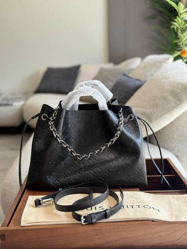 Lv胶囊系列Monogram 升级原版牛皮版本 Bella Tote手袋型号Flight Mode胶囊系列 Monogram压纹牛皮革塑造舒软充裕的收纳空间，搭