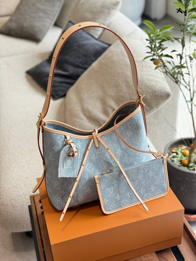 Lv牛仔丹宁Carryall 经 典焕新，自在随行 T+ *当法式隽永邂逅美式不羁* 以Lv标志性Damier帆布为底，覆以做旧水洗丹宁，碰撞 出复古摩登的双重