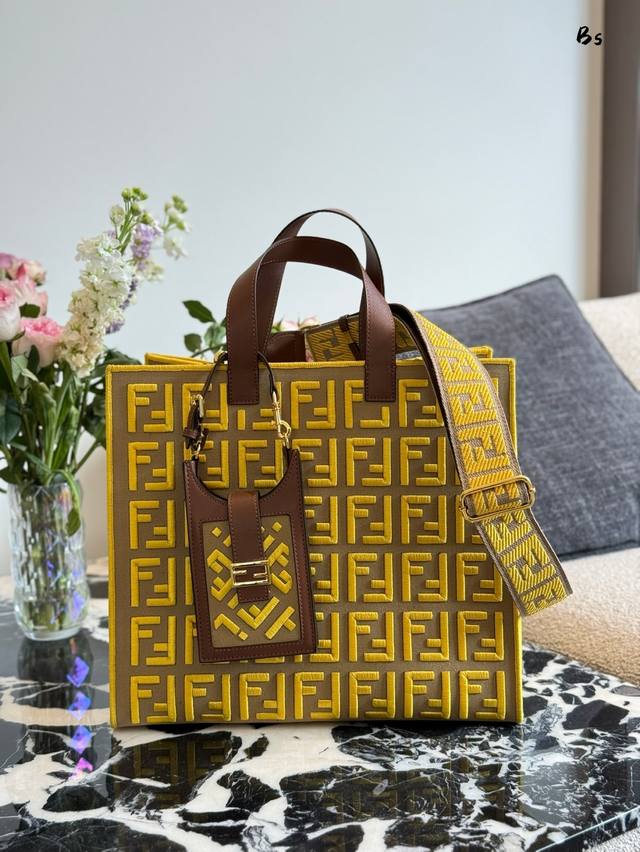 送小包 芬迪Fendi托特包 刺绣Logo 颜值容量都非常的可以 超级重工 又潮又酷潮酷时尚女孩必入款适合日常通勤出街 尺寸37 33