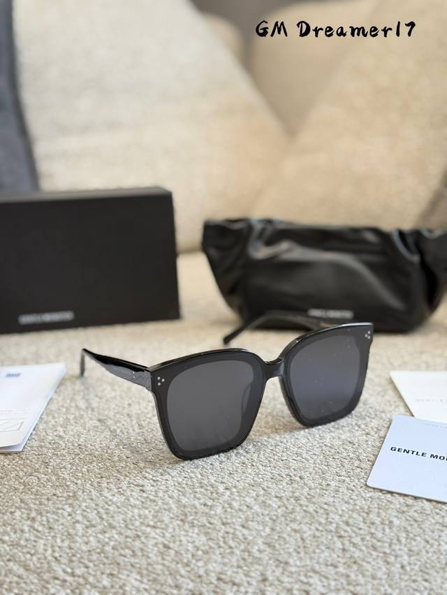 Dreamer17是Gm家新款，复古的方框，镜腿升级为新Logo标识因为是直线型的镜框，自带硬朗气场，非常适合圆肉脸的宝宝戴哦，可以很好地中和脸部圆润感，大大的