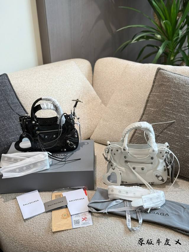 牛皮 巴黎世家白色机车包 酷辣鼻祖巴家机车包 独特的金属配件、细节处理以及曲线设计都展现了机车的力量.与魅力,而那些引人注目的流苏则 是希望让骑乘机车的骑士能抓 牛皮 巴黎世家白色机车包 酷辣鼻祖巴家机车包 独特的金属配件、细节处理以及曲线设计都展现了机车的力量.与魅力,而那些引人注目的流苏则 是希望让骑乘机车的骑士能抓