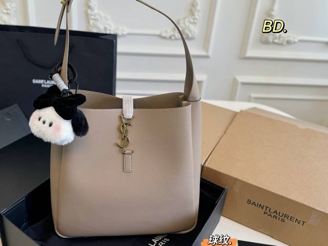 挂件10 大号 折叠盒飞机盒 Size：27×29 Ysl 圣罗兰Hobo水桶包购物袋 包身简约设计，手感质感超 超级显档次，容量超大～ 单肩手提都不是问题 洋