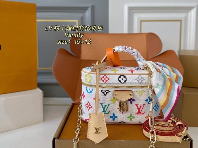 折叠盒飞机盒 Size：19×12 Lv路易威登村上隆Vantity白彩化妆包 经典元素，搭配Pick链条复古精致， 皮质超软，小巧爱却容量惊人！ 手提或斜跨，