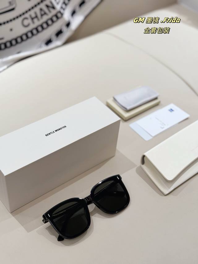 全套包装 Gm Frida，欣欣子同款 出游最佳选择 经典的方形镜框设计，不仅修饰脸型，还能让你的脸看起来更加小巧精致。 无需担心镜框过于巨大，这款设计恰到好处