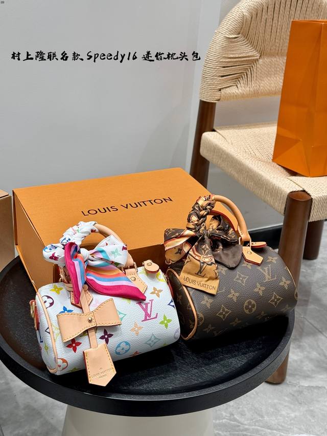 折叠礼盒 被疯抢的Lv村上隆联名 丹宁牛仔Speedy Nano,迷你枕头包美到犯规~ 别看它小巧，手机、口红啥的都能装。肩带可调节，单肩斜挎都超有范儿。 这次