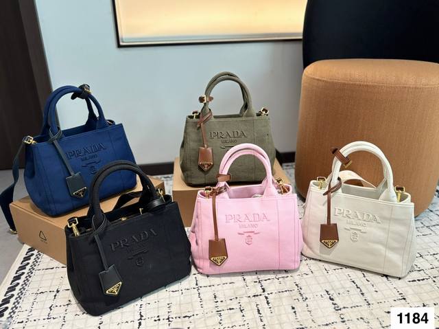 普拉达托特 又是心动Prada托特的一天. 松弛慵懒的Tote包真的爱惨了 普拉达 Tote 购物袋 上身满满的高级感！ 日常通勤必备哦！ 尺寸：26 19