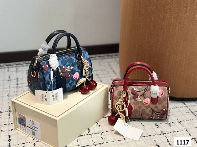 配挂件 礼盒 Size：18*12Cm C家 23Ss枕头包 新品 超级可爱的迷你波士顿 经典的小号的 Size 小小的身体，大大的容量！ 渠道货很难得哦！ 搜