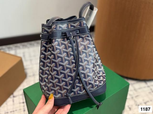 配盒 Size：17*22Cm 背不腻的 Goryar D戈雅水桶包 自重很轻哦！ 背法也可以随意切换 Mini Size上身的休闲时髦感 我真的怎么背都背不腻