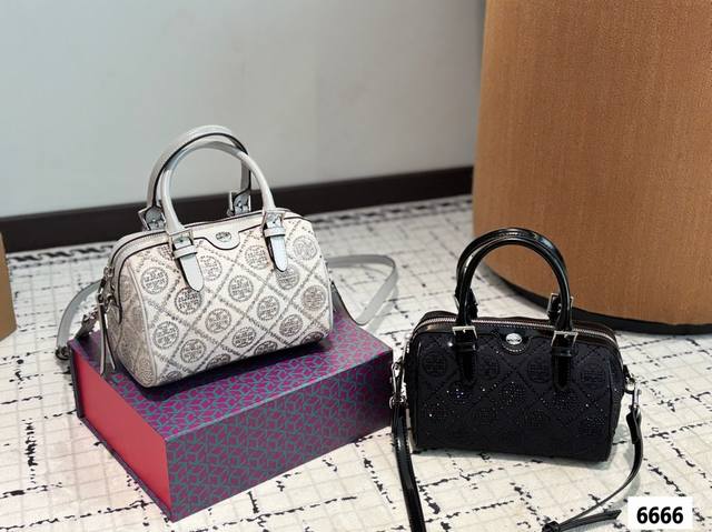 配折叠盒子 Tory Burch 托里伯奇限定烫钻枕头包 为了迎接蛇年，推出限量版小包。 这款包结合T Monogram 提花图案，与光滑小牛皮形成对比，给人一